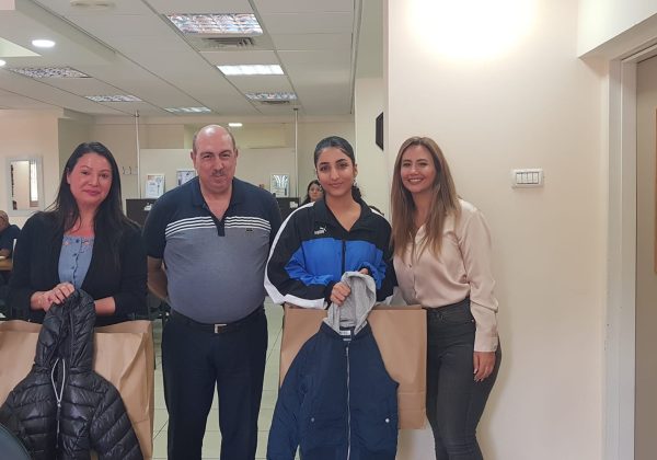 عائلة الكلّيّة تتبرّع بمعاطف لأولاد في ضائقة، وذلك ضمن أسبوع العطاء الذي تنظّمه جمعيّة مساواة.