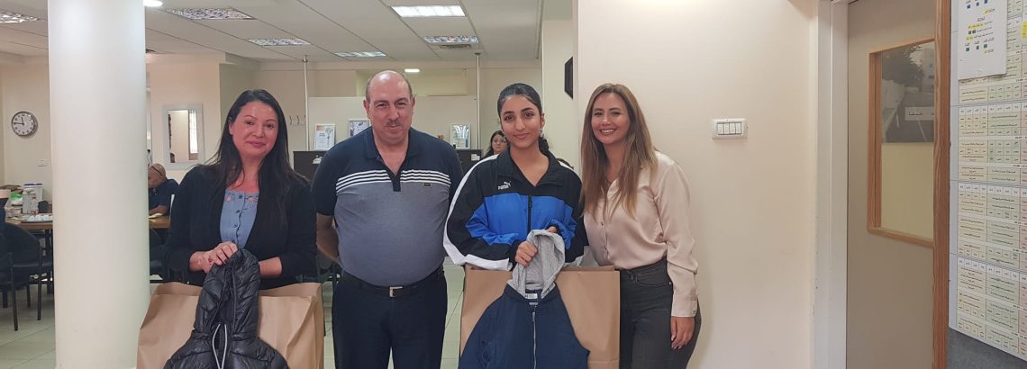 عائلة الكلّيّة تتبرّع بمعاطف لأولاد في ضائقة، وذلك ضمن أسبوع العطاء الذي تنظّمه جمعيّة مساواة.